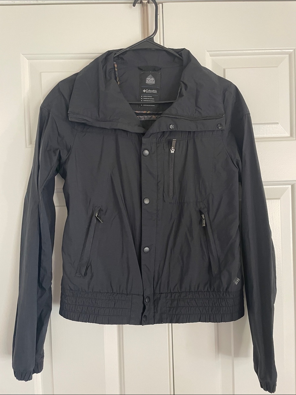 Columbia Sportswear Company lightweight jacket with zipper and snaps